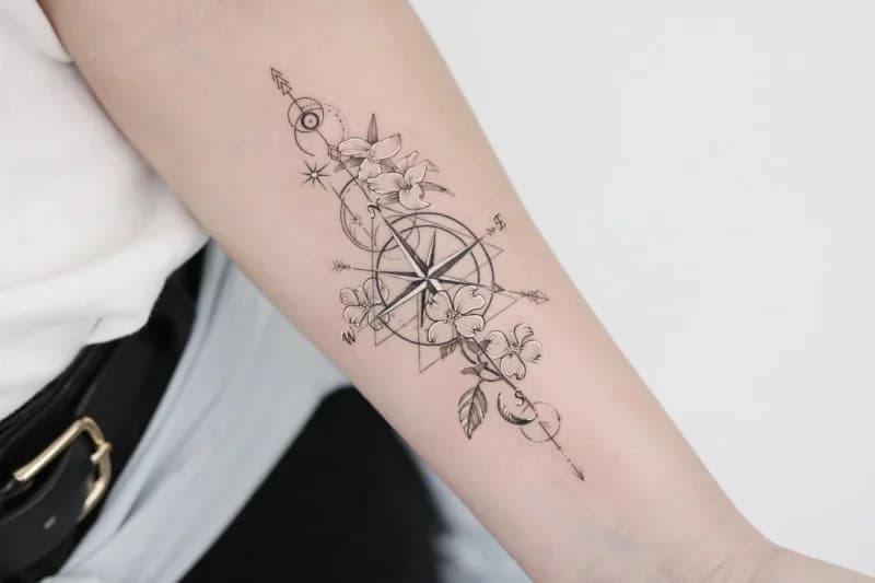 부드럽고 디테일한 감성타투입니다.